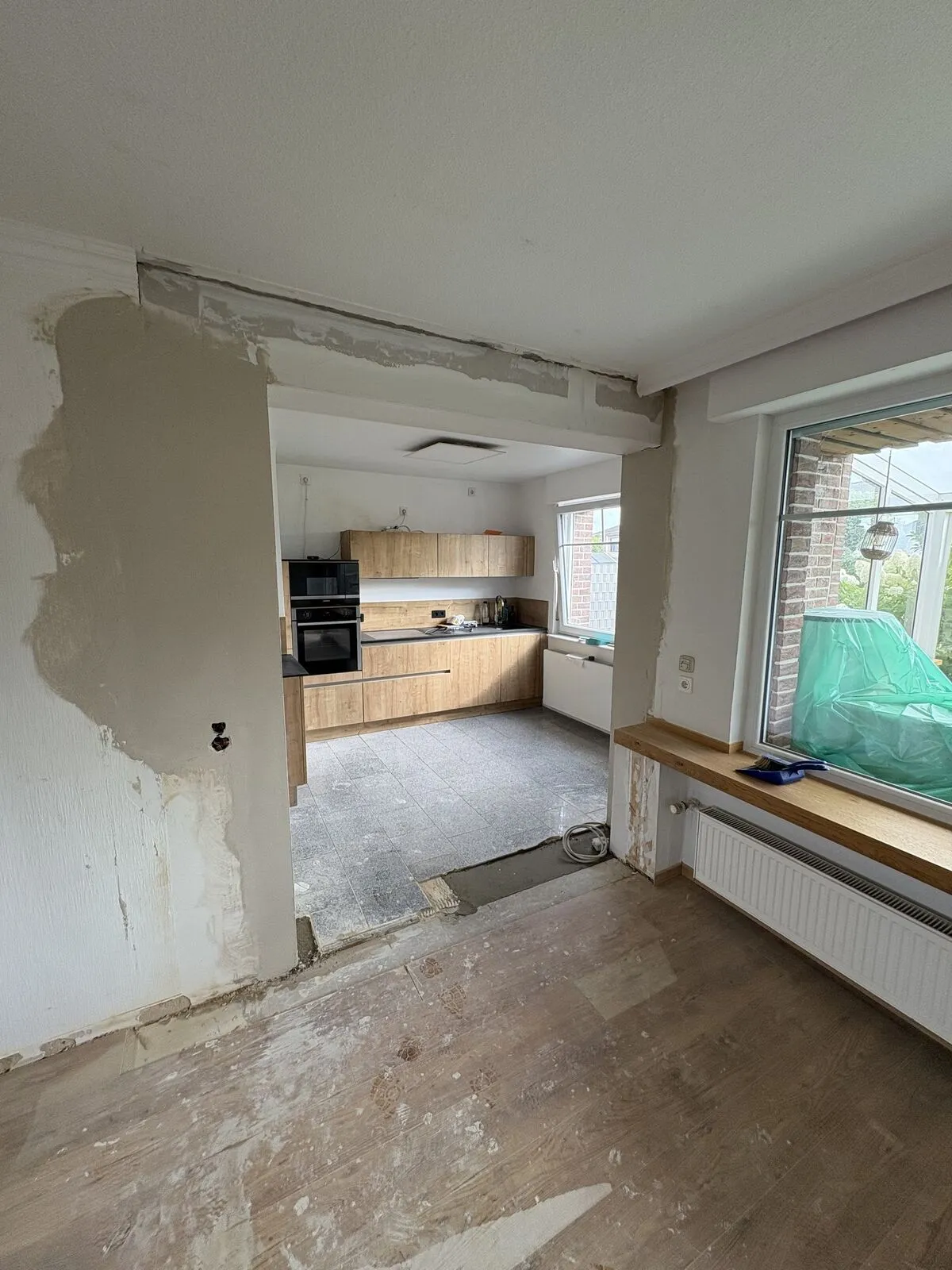 Innenraum während der Bauarbeiten mit geöffneter Wand und freigelegtem Boden
