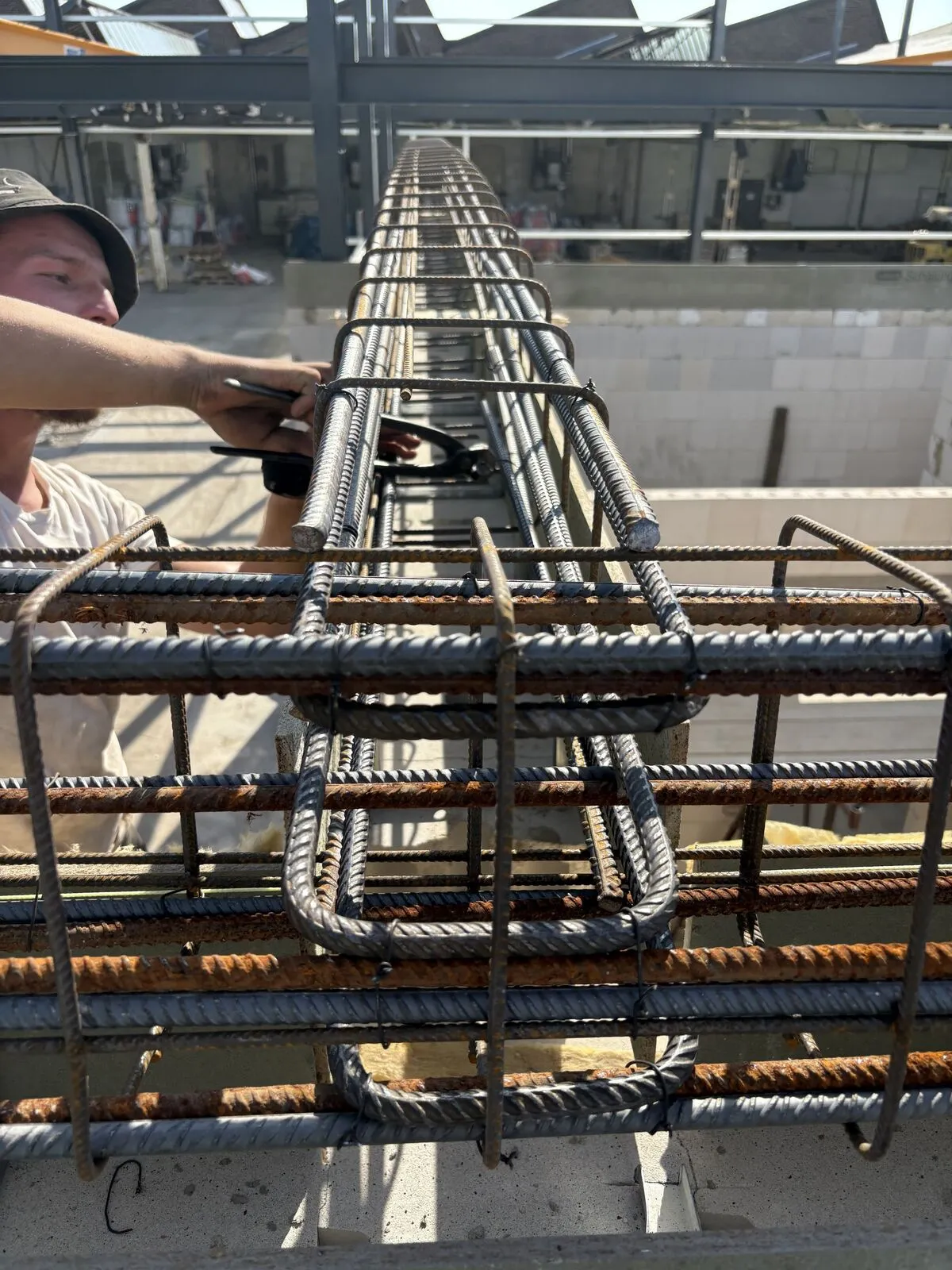 Stahlbewehrung für ein Stahlbetonbauteil auf einer Rohbaudecke
