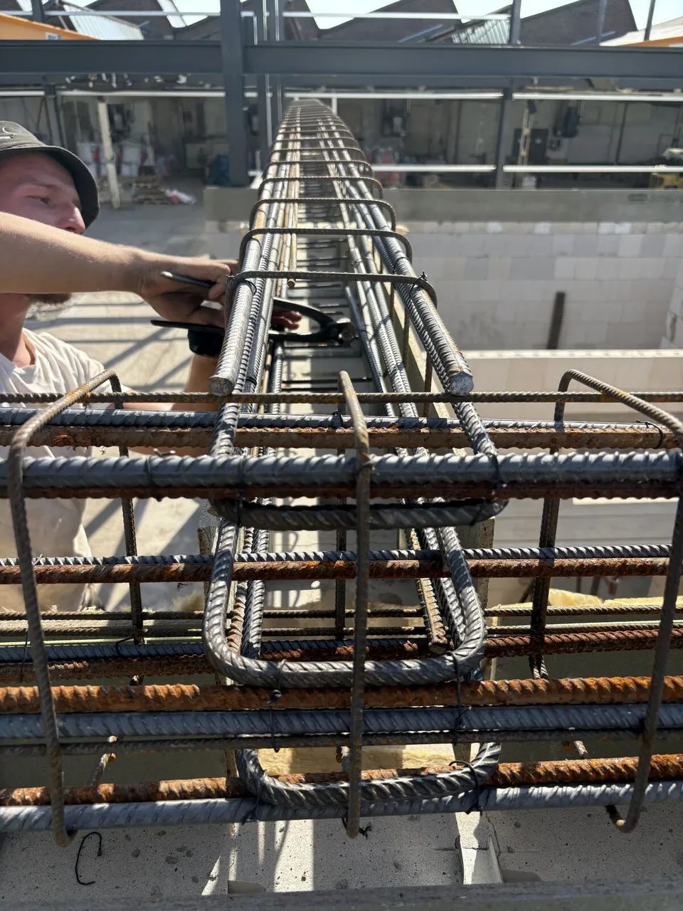Bewehrungsarbeiten – Stahlarmierung für Stahlbetondecke auf Baustelle von Max Dominiak Bauunternehmung