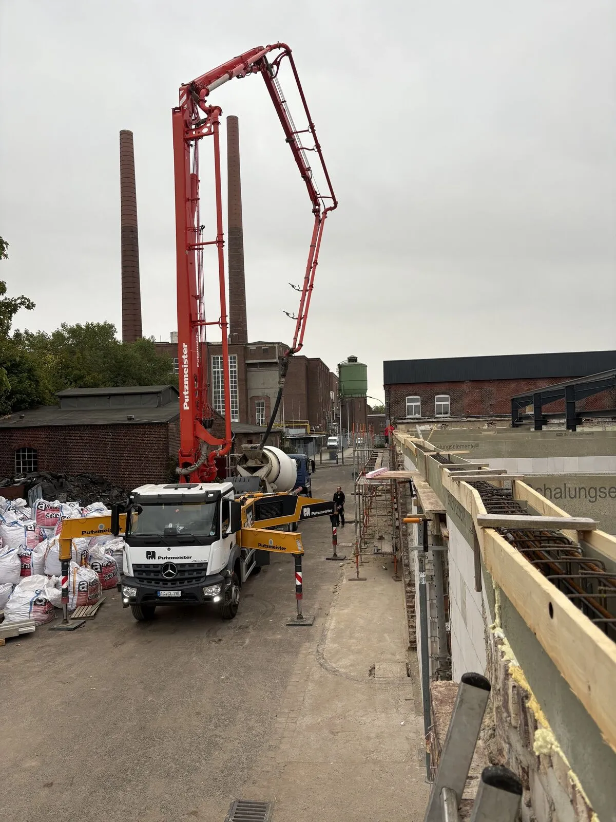 Betonpumpe und Fahrmischer an einer Baustelle
